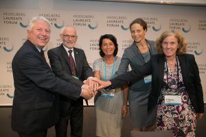 Das Foto zeigt die Vertragsunterzeichnung (v.l.n.r.): Prof. Dr. Dr. h. c. Bernhard Eitel (Rektor der Universität Heidelberg), Prof. Dr.-Ing. Dr. h. c. Andreas Reuter (Wissenschaftlicher Leiter der Heidelberg Laureate Forum Foundation), Beate Spiegel (Vorstandsvorsitzende der Heidelberg Laureate Forum Foundation) HITS Geschäftsführerin Dr. Gesa Schönberger und HITS-Institutssprecherin Prof. Dr. Rebecca Wade. (Photo: Heidelberg Laureate Forum Foundation / B. Kreutzer)