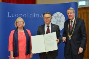 Bei der Übergabe der Urkunde (v.l.n.r.): Prof. Dr. Jutta Schnitzer-Ungefug, Generalsekretärin der Nationalen Akademie der Wissenschaften Leopoldina, Prof. Dr. Volker Springel, HITS , Prof. Dr. Jörg Hacker, Präsident der Nationalen Akademie der Wissenschaften Leopoldina. Foto: Markus Scholz / Leopoldina