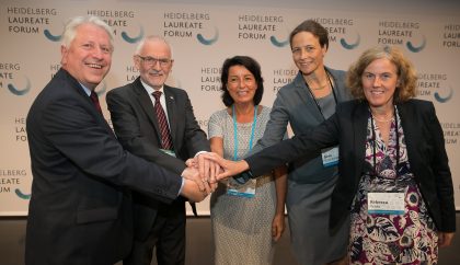 Das Foto zeigt die Vertragsunterzeichnung (v.l.n.r.): Prof. Dr. Dr. h. c. Bernhard Eitel (Rektor der Universität Heidelberg), Prof. Dr.-Ing. Dr. h. c. Andreas Reuter (Wissenschaftlicher Leiter der Heidelberg Laureate Forum Foundation), Beate Spiegel (Vorstandsvorsitzende der Heidelberg Laureate Forum Foundation) HITS Geschäftsführerin Dr. Gesa Schönberger und HITS-Institutssprecherin Prof. Dr. Rebecca Wade. (Photo: Heidelberg Laureate Forum Foundation / B. Kreutzer)