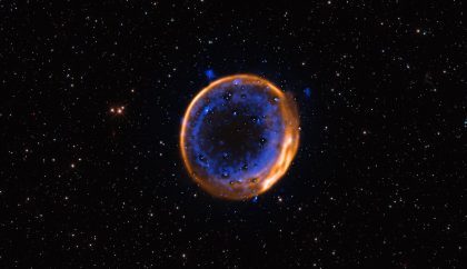 This image, taken with ESO’s Very Large Telescope (VLT), shows the supernova remnant SNR 0509-67.5. These are the expanding remains of a star that exploded hundreds of years ago in a double-detonation – the first photographic evidence that stars can die with two blasts. The data were captured with the Multi-Unit Spectroscopic Explorer (MUSE) instrument at the VLT. MUSE allows astronomers to map the distribution of different chemical elements, displayed here in different colours. Calcium is shown in blue, and it is arranged in two concentric shells. These two layers indicate that the now-dead star exploded with a double-detonation.