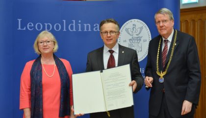 The presentation of the membershop certificate (f.l.t.r.): Prof. Dr. Jutta Schnitzer-Ungefug, Secretary General Leopoldina, Prof. Dr. Volker Springel, HITS, Prof. Dr. Jörg Hacker, President, Leopoldina Photo: Markus Scholz / Leopoldina